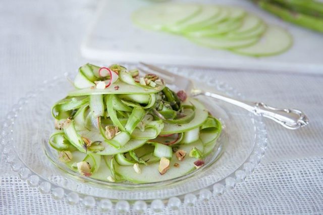 Apple-Asparagus-Radish-Salad