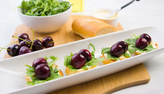 Easy Cherry Appetizer with Brie and Arugula