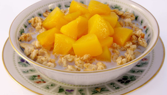 Granola with Fresh Peaches