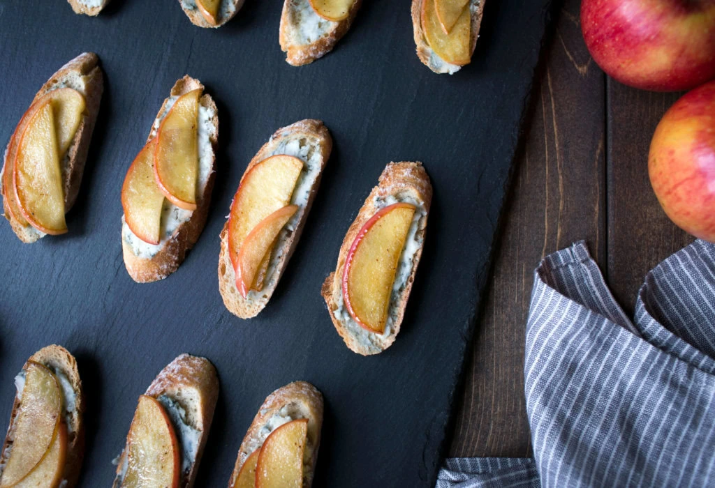 1163 2 1163 Caramelized Pinata Apple and Blue Cheese Crostini 011