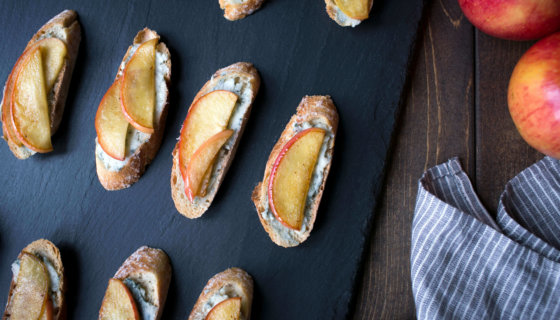 Piñata Apple and Blue Cheese Crostini