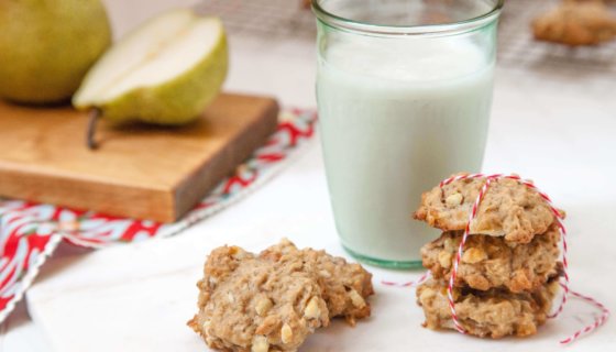 Pear, White Chocolate & Almond Oatmeal Cookies