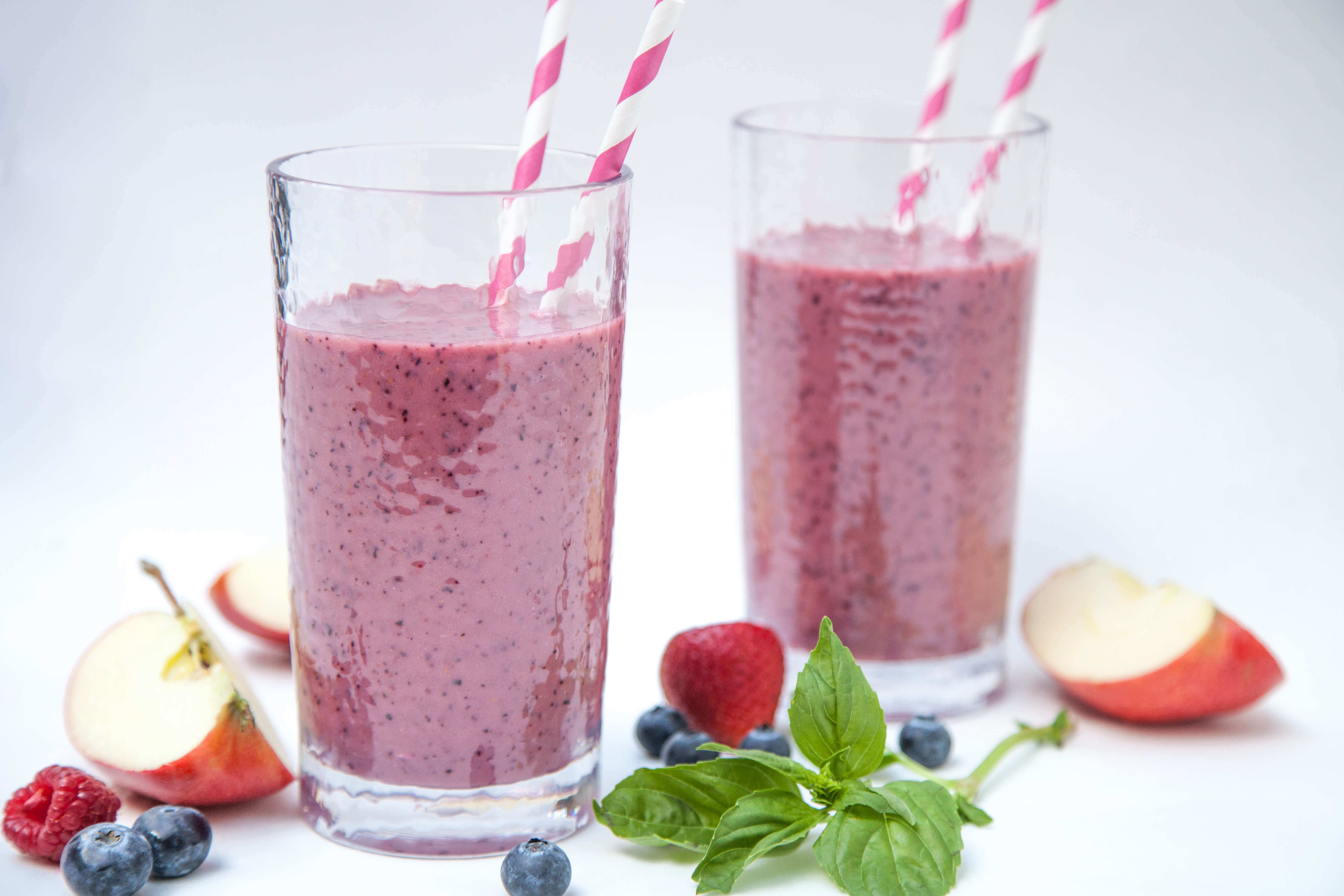 No Dairy-Very Berry Smoothie with Sweet Apples