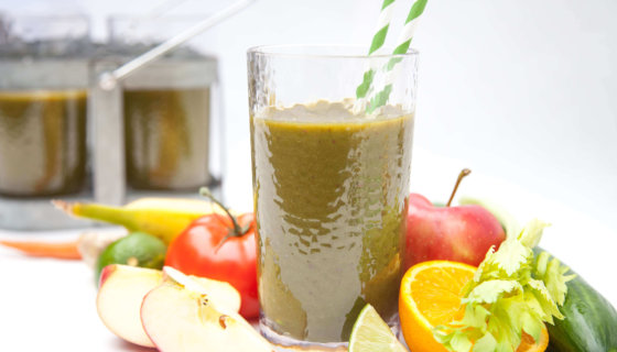 Go Big−Mixed Greens Smoothie with Sweet Apples