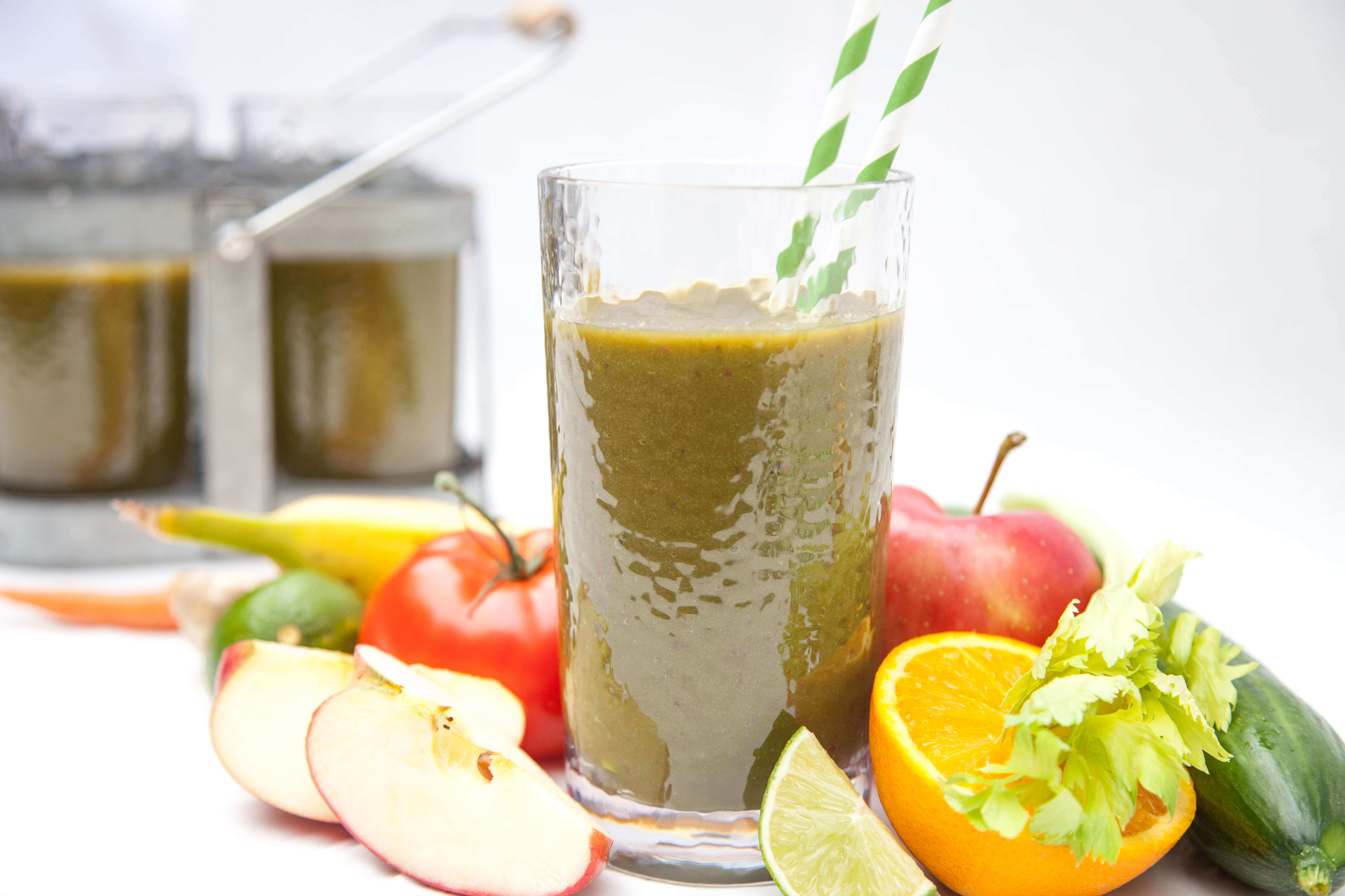 Go Big−Mixed Greens Smoothie with Sweet Apples