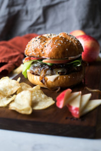 veggie burger with sliced apples