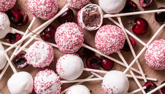 Vegan cake pops with white chocolate and pink sprinkles