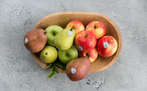 Apples and pears mixed together in a fruit bowl